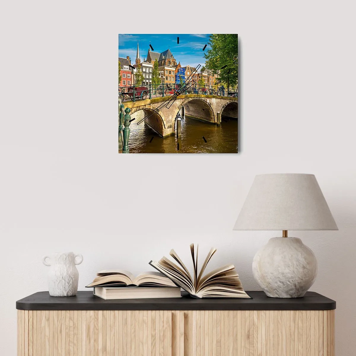 Horloge murale - Pendule murale - Un canal pittoresque avec un pont à Amsterdam - 30x30cm - Le printemps sur le canal - Décoration murale moderne pour le salon et la chambre ARTTOR