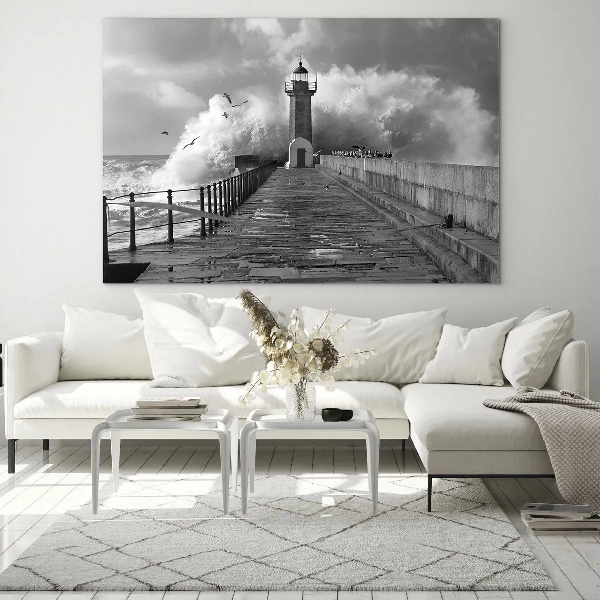 Impression sur verre - Image sur verre - Une photo en noir et blanc d'un phare au milieu de vagues déferlantes. - 120x80cm - Sans peur - Décoration murale moderne pour le salon et la chambre ARTTOR