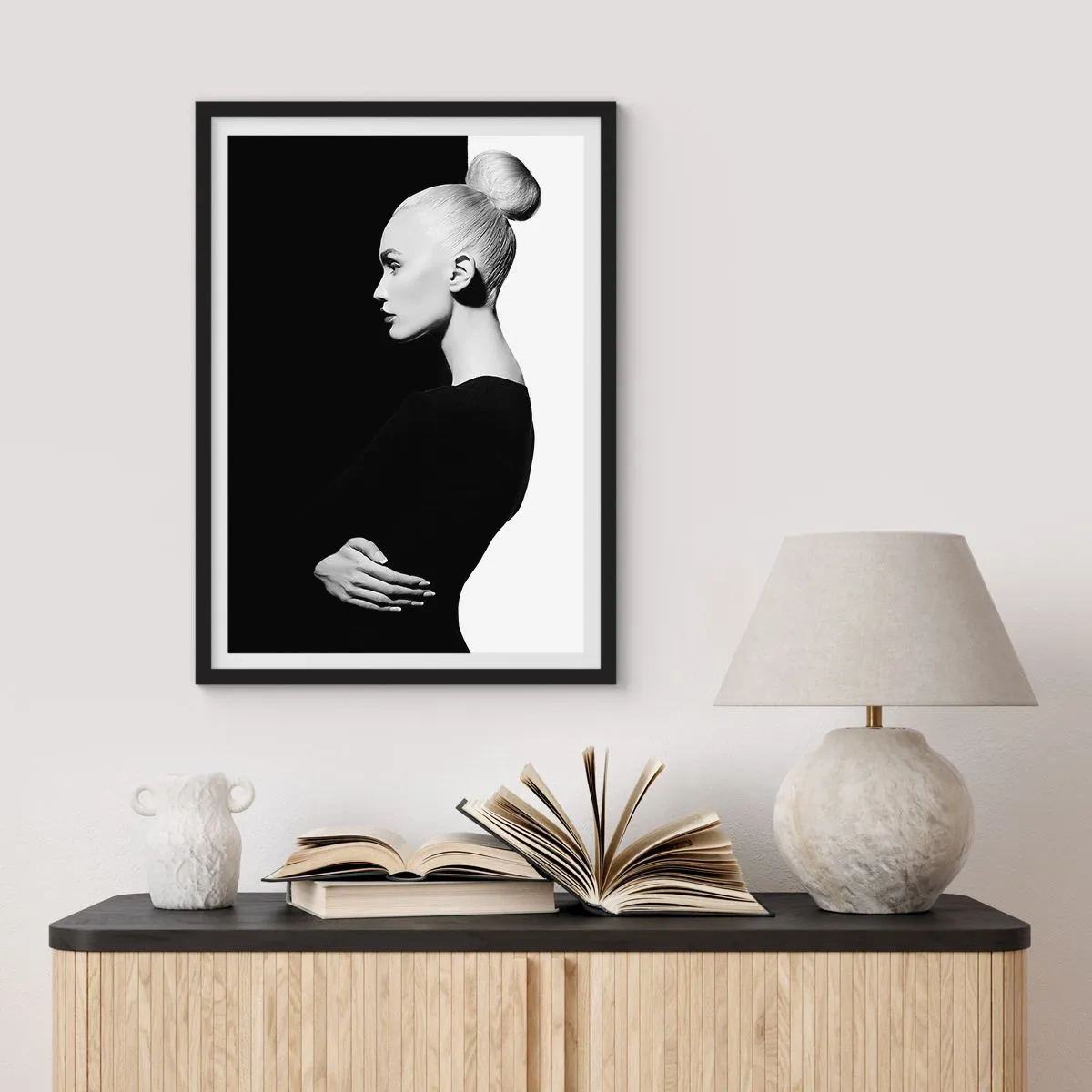 Affiche dans un cadre noir - Poster - Tout simplement une femme - 30x40 cm