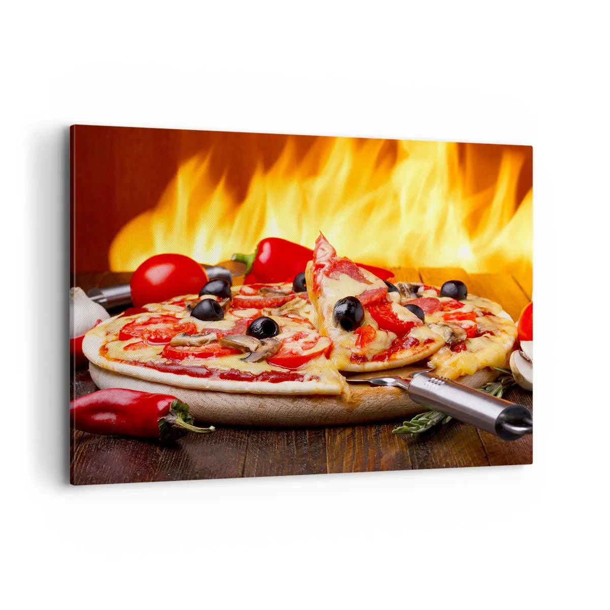 Impression sur toile - Image sur toile - Pizza aux olives, tomates et poivrons sur fond de flammes - 120x80cm - From Italy with love - Décoration murale moderne pour le salon et la chambre ARTTOR
