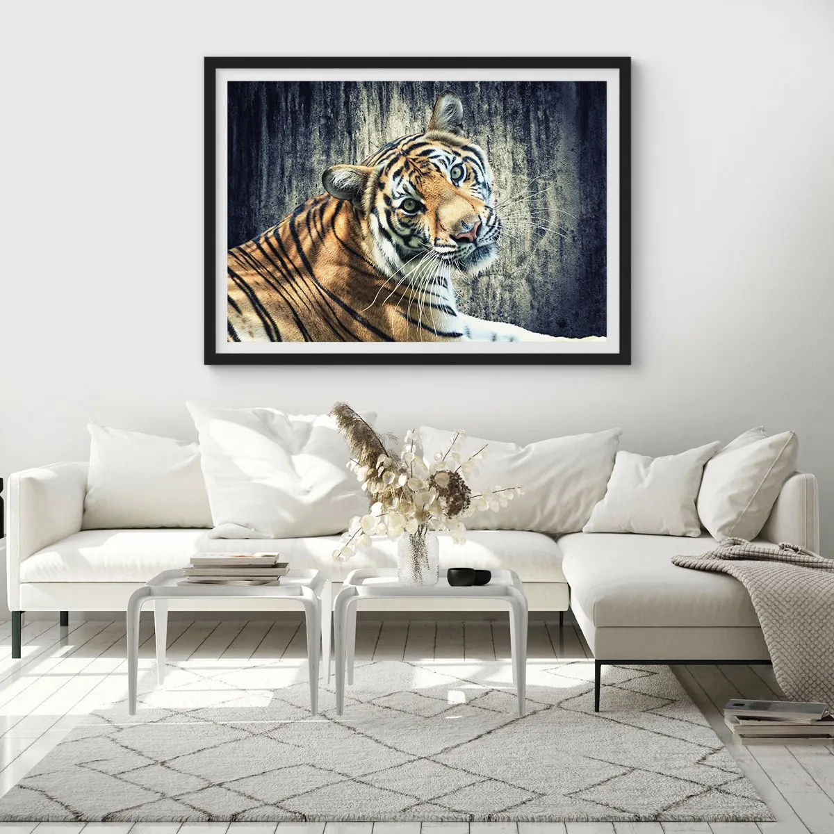 Affiche dans un cadre noir - Poster - Un tigre couché contre un mur à la texture rugueuse - 70x50cm - Portrait dans les flots de lumière - Décoration murale moderne pour le salon et la chambre ARTTOR