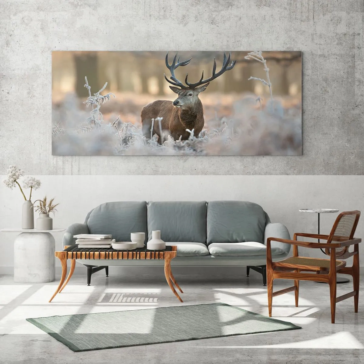 Impression sur verre - Image sur verre - Un cerf dans une clairière givrée dans une forêt hivernale aux couleurs subtiles - 140x50cm - Une matinée animée - Décoration murale moderne pour le salon et la chambre ARTTOR