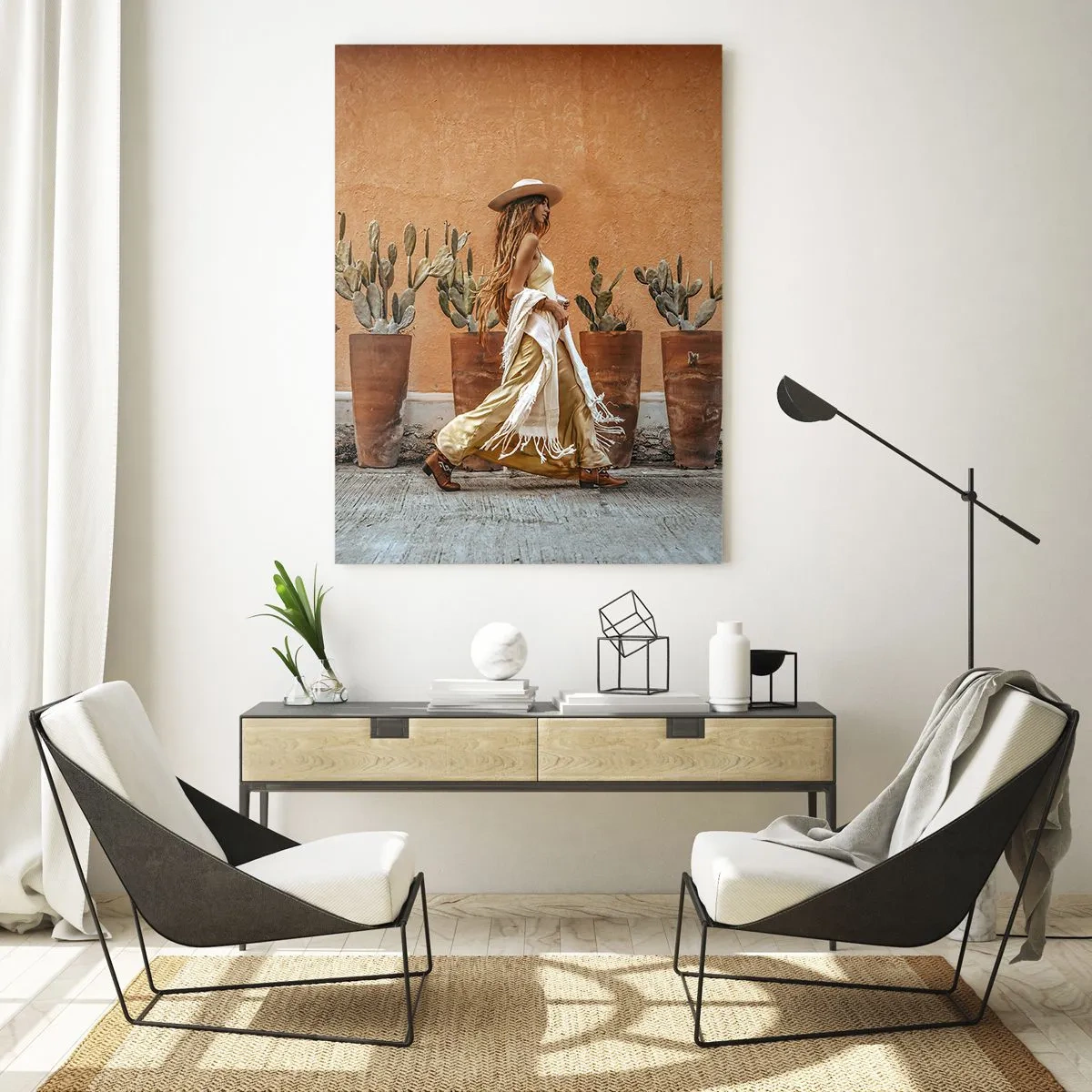 Impression sur verre - Image sur verre - Une femme de style bohème marchant devant des pots de cactus. - 50x70cm - Style hippie - Décoration murale moderne pour le salon et la chambre ARTTOR