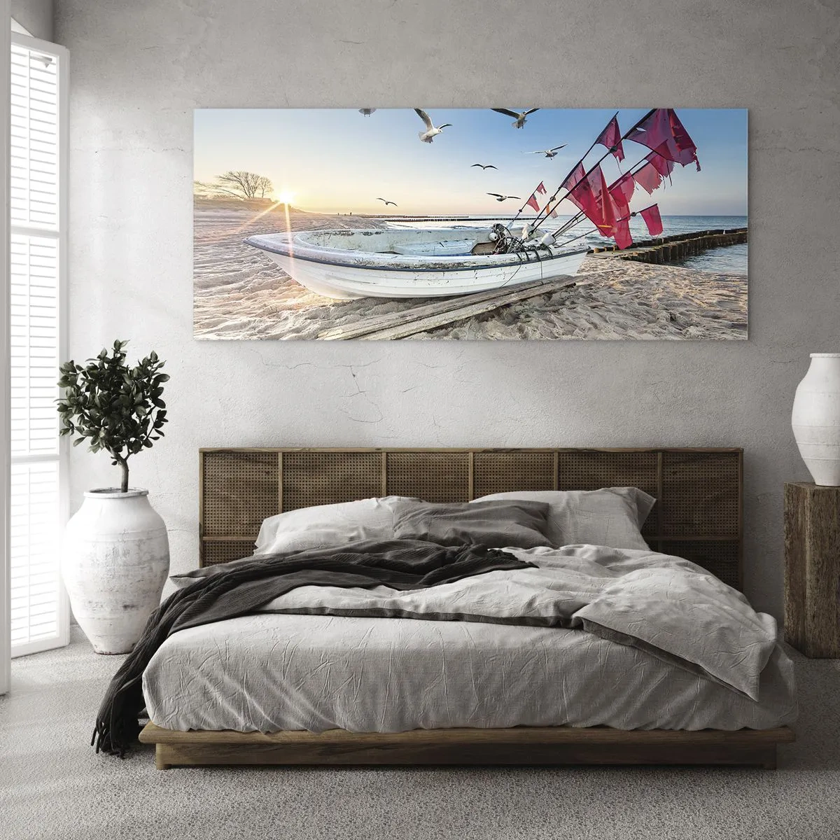 Impression sur verre - Image sur verre - Un bateau sur la plage à l'aube avec des mouettes et des drapeaux rouges - 140x50cm - Repos mérité - Décoration murale moderne pour le salon et la chambre ARTTOR