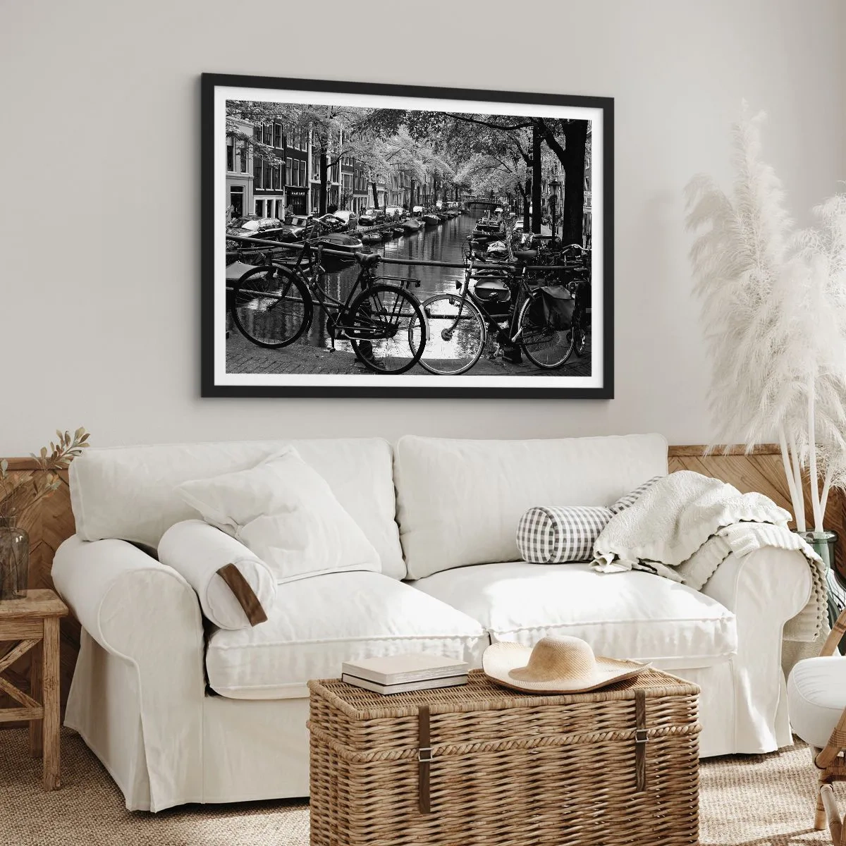 Affiche dans un cadre noir - Poster - Canal avec des vélos en photographie noir et blanc - 100x70cm - Une vue très hollandaise - Décoration murale moderne pour le salon et la chambre ARTTOR