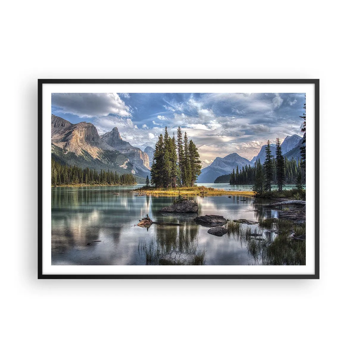 Affiche dans un cadre noir - Poster - Un paysage de montagne avec une île entourée d'un lac calme - 100x70cm - Sous les grandes eaux claires - Décoration murale moderne pour le salon et la chambre ARTTOR