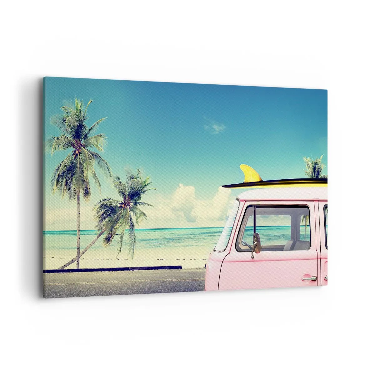 Impression sur toile - Image sur toile - Une camionnette rose avec une planche de surf sur une plage tropicale. - 120x80cm - Il est temps de commencer les vacances - Décoration murale moderne pour le salon et la chambre ARTTOR