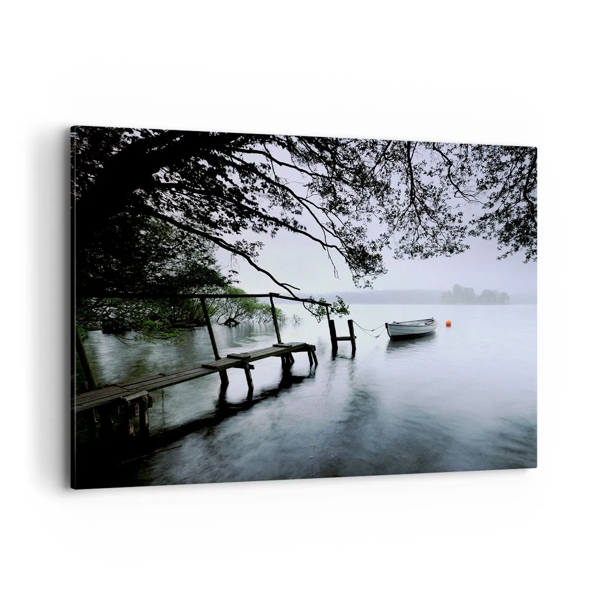 Impression sur toile - Image sur toile - Une jetée sur l'eau avec un bateau en arrière-plan entouré d'un paysage brumeux - 100x70cm - Tu te reposes déjà - Décoration murale moderne pour le salon et la chambre ARTTOR