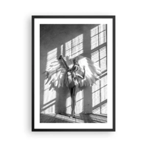Affiche dans un cadre noir - Poster - Photographie en noir et blanc d'une femme avec des ailes d'ange - 50x70cm - Directement du ciel - Décoration murale moderne pour le salon et la chambre ARTTOR