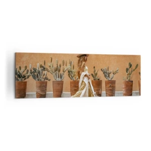 Impression sur toile - Image sur toile - Une femme dans un style bohème avec des pots de cactus en arrière-plan. - 160x50cm - Style hippie - Décoration murale moderne pour le salon et la chambre ARTTOR
