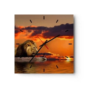 Horloge murale - Pendule murale - Un lion se repose au bord de l'eau au coucher du soleil avec un ciel dramatique. - 30x30cm - Le roi de la nature - Décoration murale moderne pour le salon et la chambre ARTTOR
