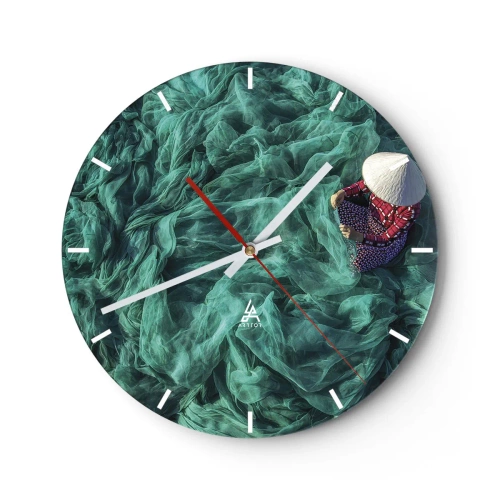 Horloge murale - Pendule murale - Une personne portant un chapeau traditionnel sur fond de filets verts. - 30x30cm - Dans une mer de filet - Décoration murale moderne pour le salon, la cuisine et la chambre ARTTOR