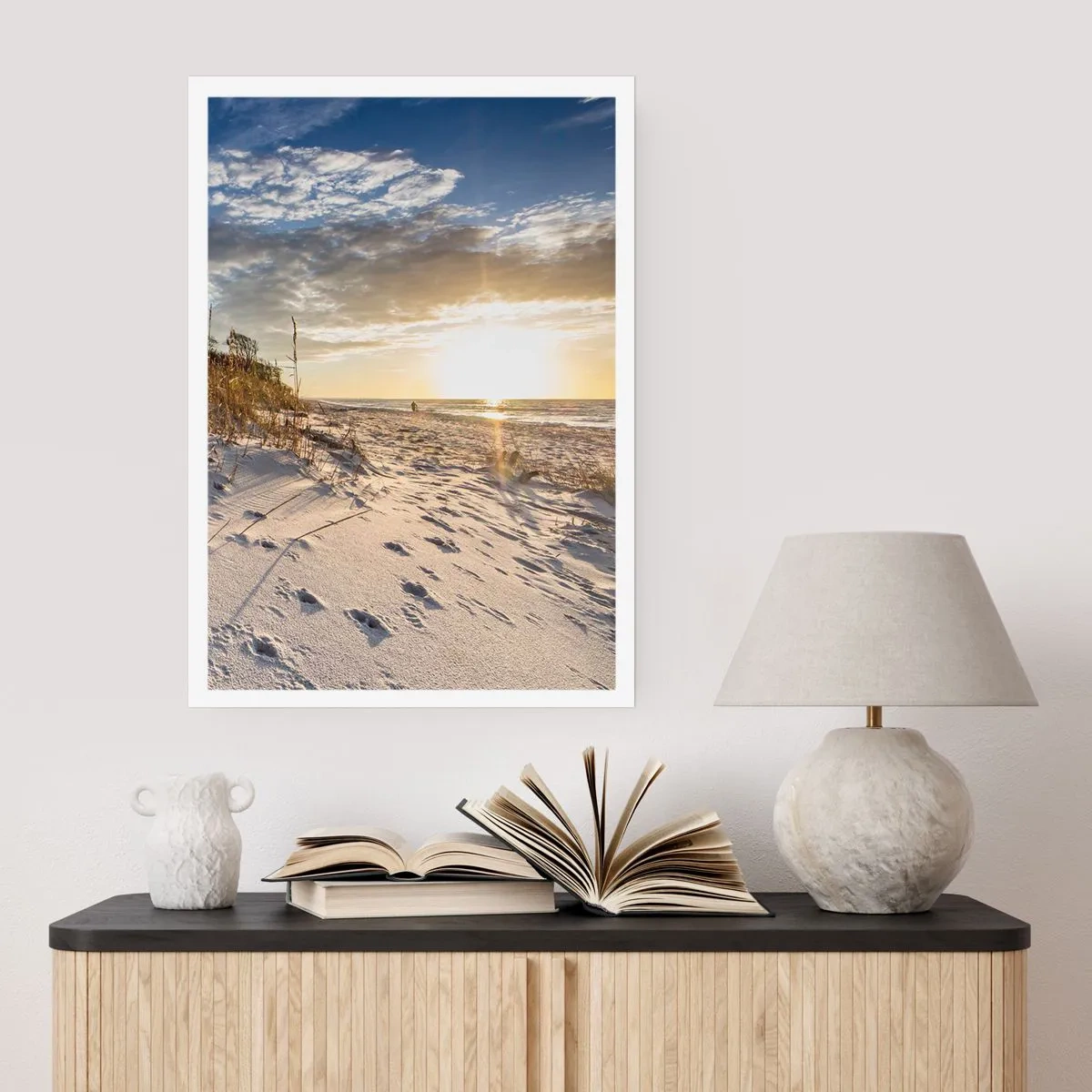 Affiche - Poster - Une plage de sable illuminée par le soleil couchant - 50x70cm - Invitation à la ballade - Décoration murale moderne pour le salon et la chambre ARTTOR