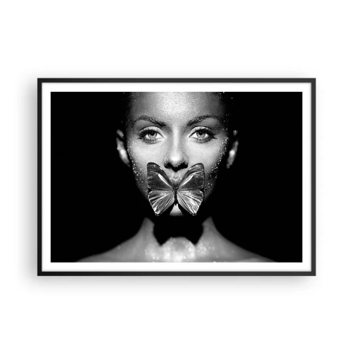 Affiche dans un cadre noir - Poster - Visage de femme en noir et blanc avec un papillon sur les lèvres - 100x70cm - Baiser papillon - Décoration murale moderne pour le salon et la chambre ARTTOR