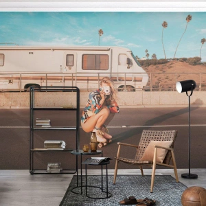 Papier Peint Photo Premium Sand - Une fille en patins à roulettes avec un appareil photo devant un camping-car - 100x70cm - Souriez s'il-vous-plait! - Décoration murale moderne pour le salon et la chambre ARTTOR