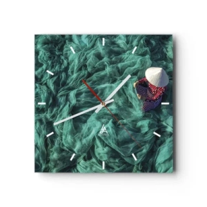 Horloge murale - Pendule murale - Une personne avec un chapeau parmi des filets de pêche verts - 30x30cm - Dans une mer de filet - Décoration murale moderne pour le salon et la chambre ARTTOR