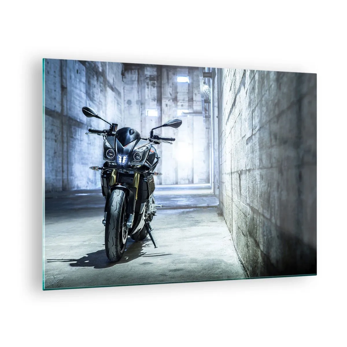 Impression sur verre - Image sur verre - Une moto dans un intérieur industriel avec des murs en béton - 70x50cm - Avant que le moteur ne rugisse - Décoration murale moderne pour le salon et la chambre ARTTOR