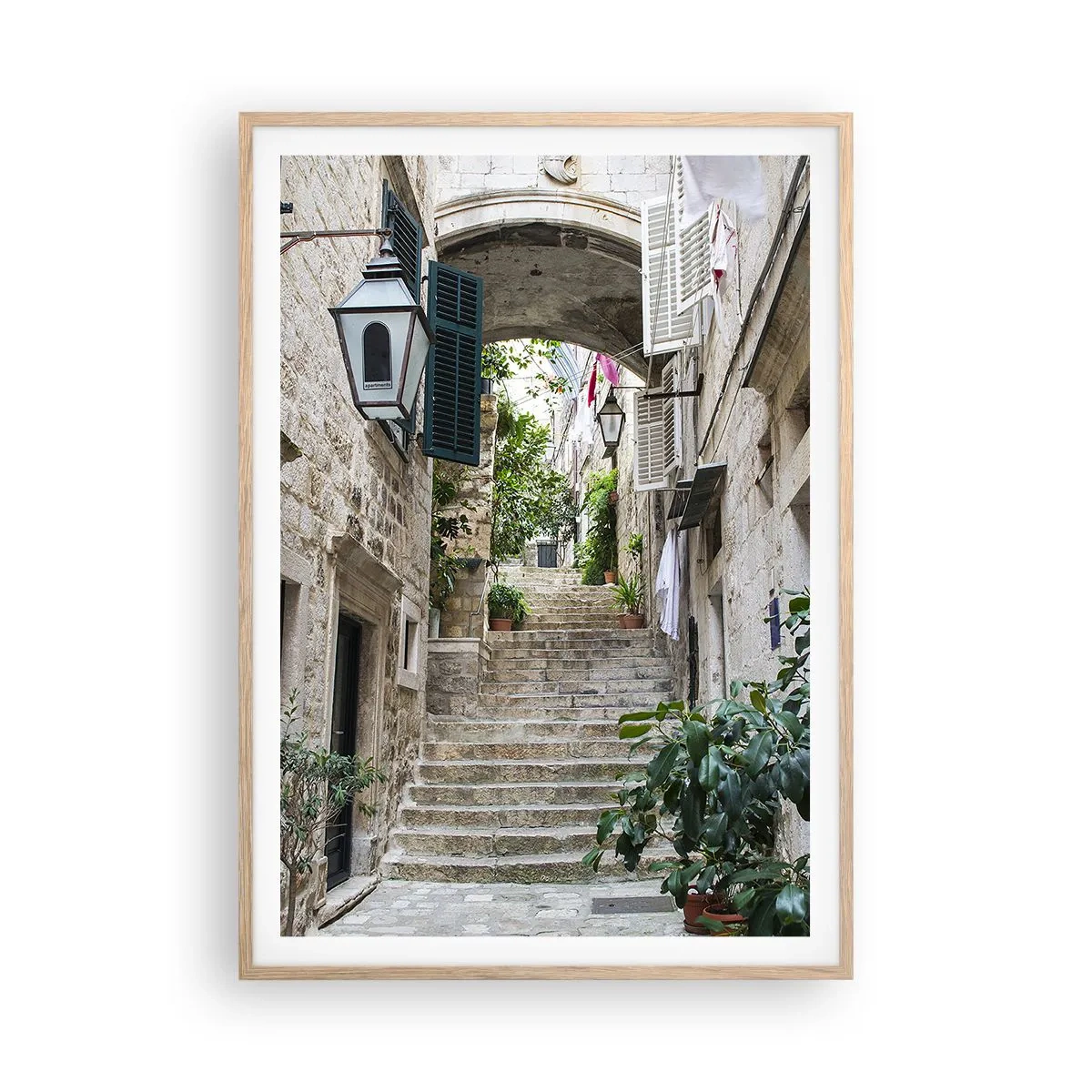 Affiche dans un chêne clair - Poster - Une charmante ruelle - 70x100 cm