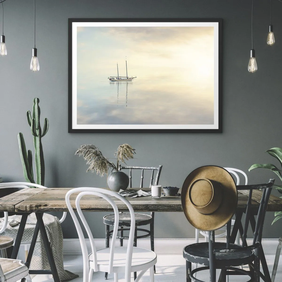 Affiche dans un cadre noir - Poster - Un bateau sur une mer calme dans une douce lumière - 70x50cm - Dans une mer de silence - Décoration murale moderne pour le salon et la chambre ARTTOR