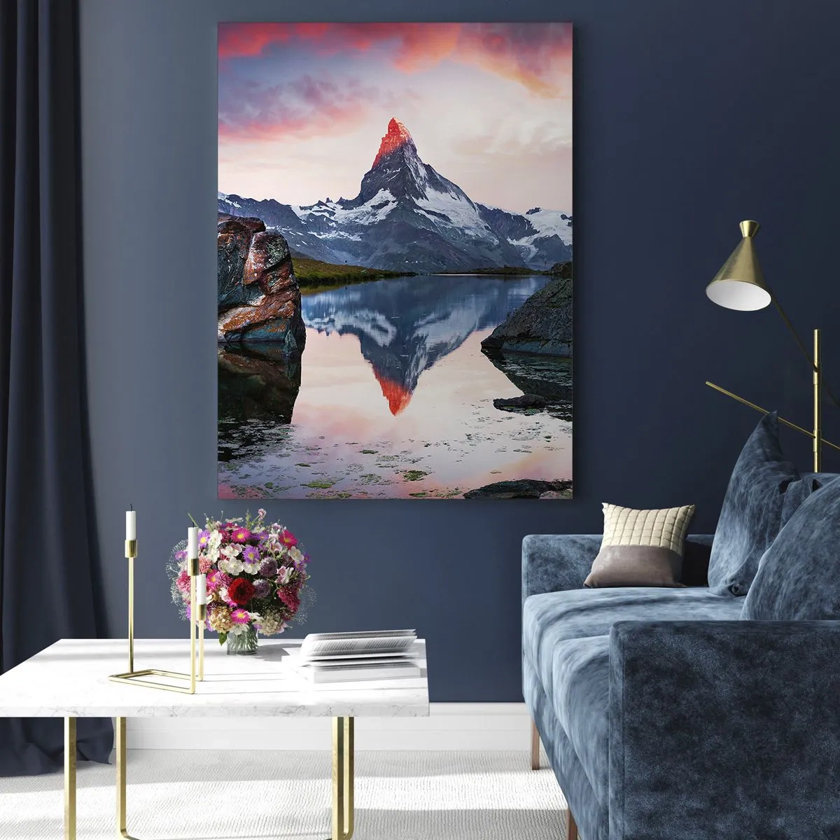 Impression sur verre - Image sur verre - Un sommet de montagne se reflétant dans un lac au coucher du soleil - 80x120cm - Le coeur des montagnes est chaud - Décoration murale moderne pour le salon et la chambre ARTTOR
