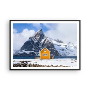 Affiche dans un cadre noir - Poster - Une maison jaune sur fond de montagnes enneigées et de la mer - 100x70cm - Vacances scandinaves - Décoration murale moderne pour le salon et la chambre ARTTOR
