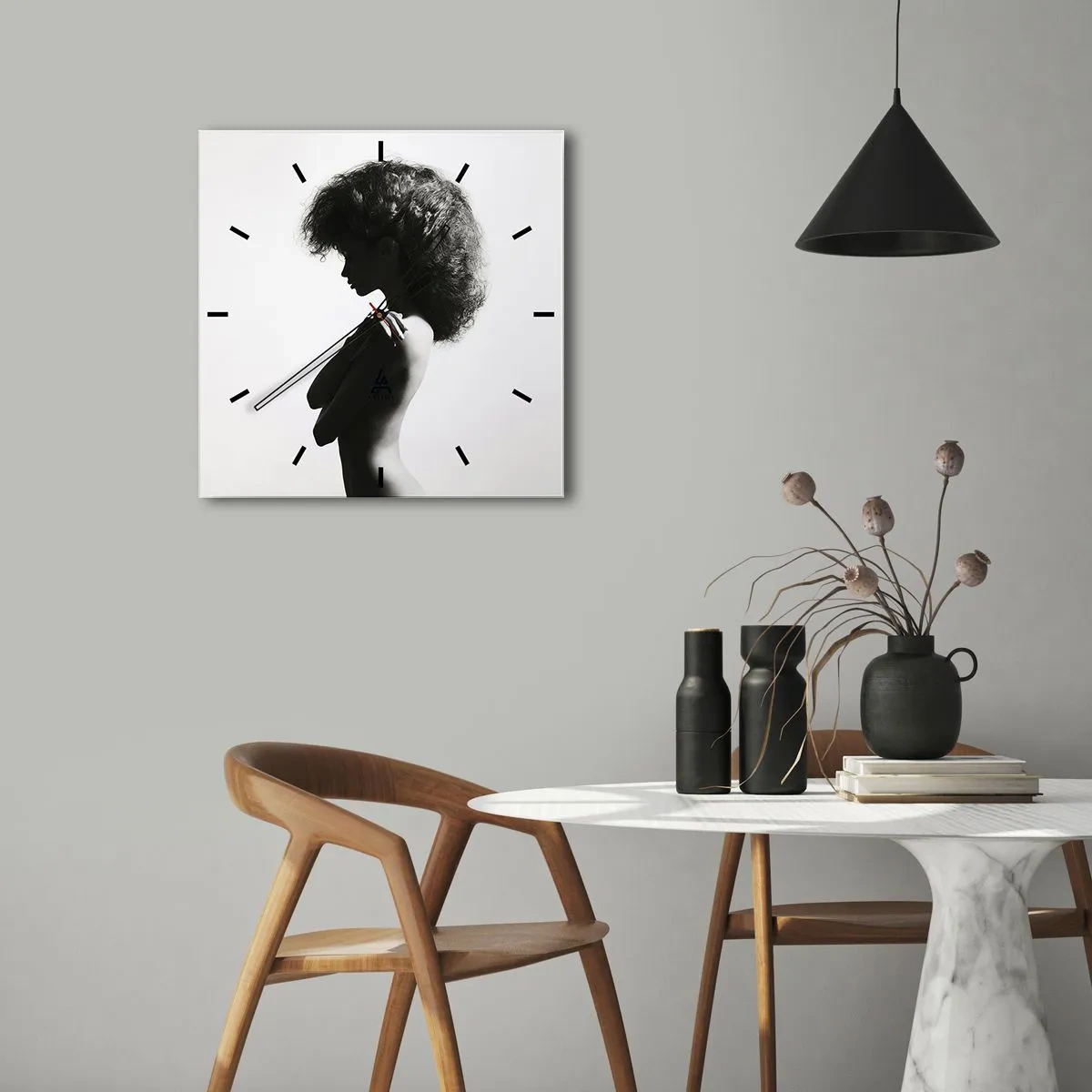 Horloge murale - Pendule murale - Une silhouette subtile d'une femme dans des tons noirs et blancs sur un fond clair - 30x30cm - Comme une fleur au bout d'une fine tige - Décoration murale moderne pour le salon et la chambre ARTTOR
