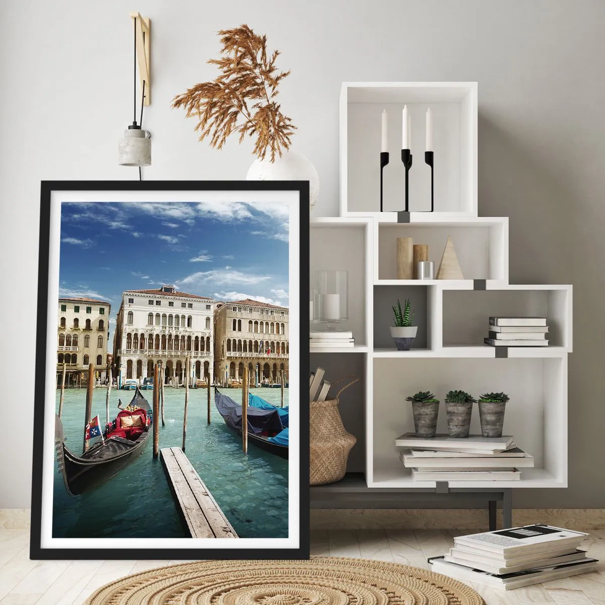 Affiche dans un cadre noir - Poster - Gondoles sur l'eau avec des bâtiments historiques en arrière-plan à Venise - 50x70cm - Palace bleu ciel - Décoration murale moderne pour le salon et la chambre ARTTOR