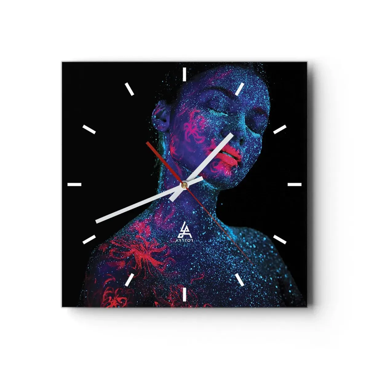 Horloge murale - Pendule murale - Portrait d'une femme aux couleurs fluo sur fond noir - 30x30cm - Dans la poussière d'étoiles - Décoration murale moderne pour le salon et la chambre ARTTOR