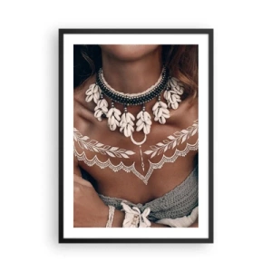 Affiche dans un cadre noir - Poster - Portrait d'une femme avec un collier de coquillages et un tatouage blanc - 50x70cm - Talismans, rituels de la féminité - Décoration murale moderne pour le salon et la chambre ARTTOR