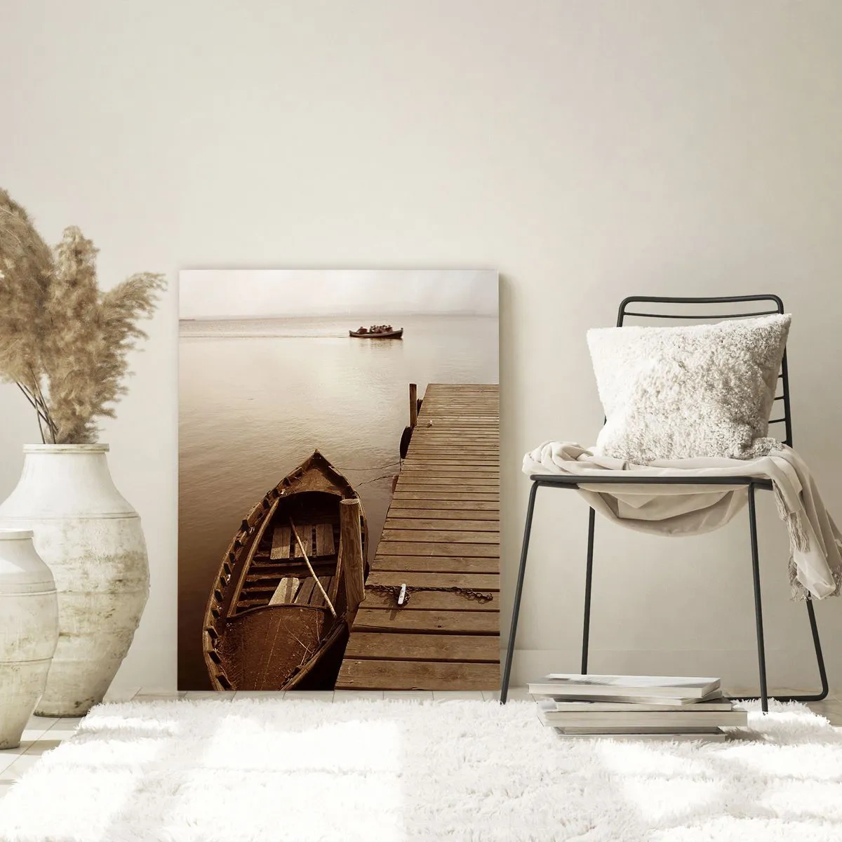 Impression sur verre - Image sur verre - Un bateau sur un quai sur un lac calme en sépia - 50x70cm - Le grand silence - Décoration murale moderne pour le salon et la chambre ARTTOR