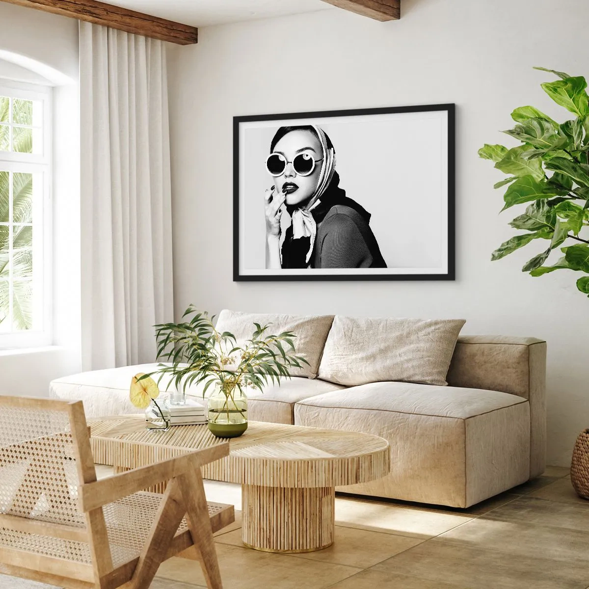 Affiche dans un cadre noir - Poster - Portrait en noir et blanc d'une femme portant des lunettes et un foulard - 100x70cm - Salutations des années 60 - Décoration murale moderne pour le salon et la chambre ARTTOR
