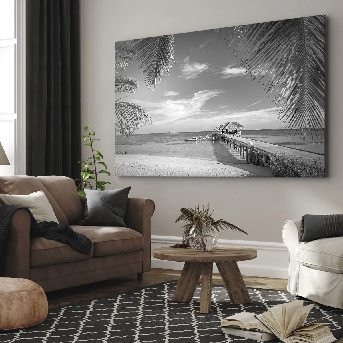 Impression sur toile - Image sur toile - Plage noire et blanche avec jetée et palmiers sur une côte tropicale - 70x50cm - Souvenirs ou rêve? - Décoration murale moderne pour le salon et la chambre ARTTOR