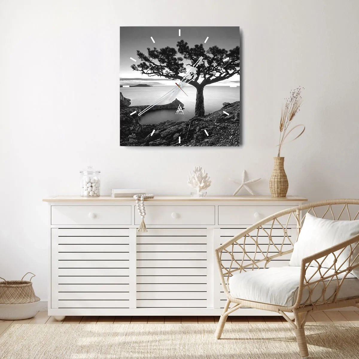 Horloge murale - Pendule murale - Paysage noir et blanc avec un arbre solitaire sur une falaise au-dessus de la mer - 30x30cm - Paix jusqu'à l'horizon - Décoration murale moderne pour le salon et la chambre ARTTOR