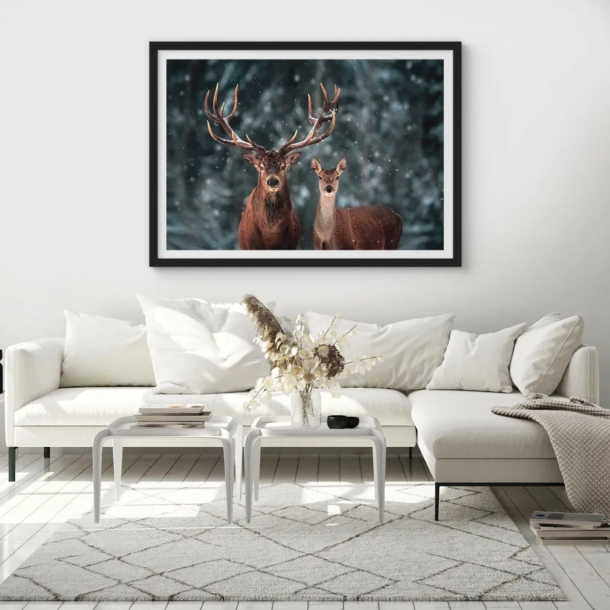 Affiche dans un cadre noir - Poster - Cerf dans une forêt d'hiver enneigée - 100x70cm - Le roi de la forêt avec sa femme - Décoration murale moderne pour le salon et la chambre ARTTOR