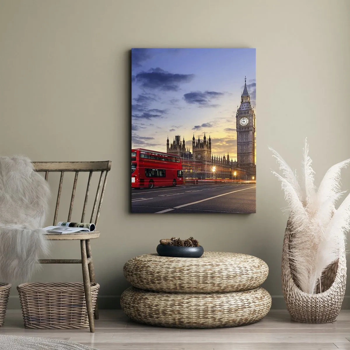 Impression sur toile - Image sur toile - Un bus rouge avec Big Ben et les Chambres du Parlement en arrière-plan au crépuscule. - 80x120cm - Caractères spéciaux - Décoration murale moderne pour le salon et la chambre ARTTOR