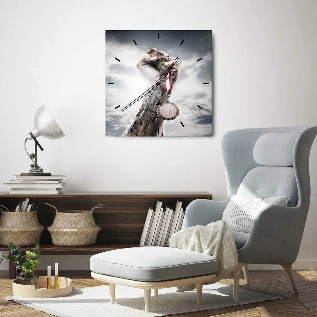 Horloge murale - Pendule murale - Une main levée avec une médaille contre un ciel nuageux - 30x30cm - Per aspera ad astra - Décoration murale moderne pour le salon et la chambre ARTTOR