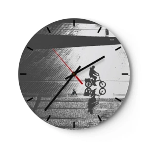Horloge murale - Pendule murale - Une silhouette noire et blanche d'un cycliste et son reflet dans une flaque d'eau. - 30x30cm - Devant moi, à travers la ville - Décoration murale moderne pour le salon, la cuisine et la chambre ARTTOR