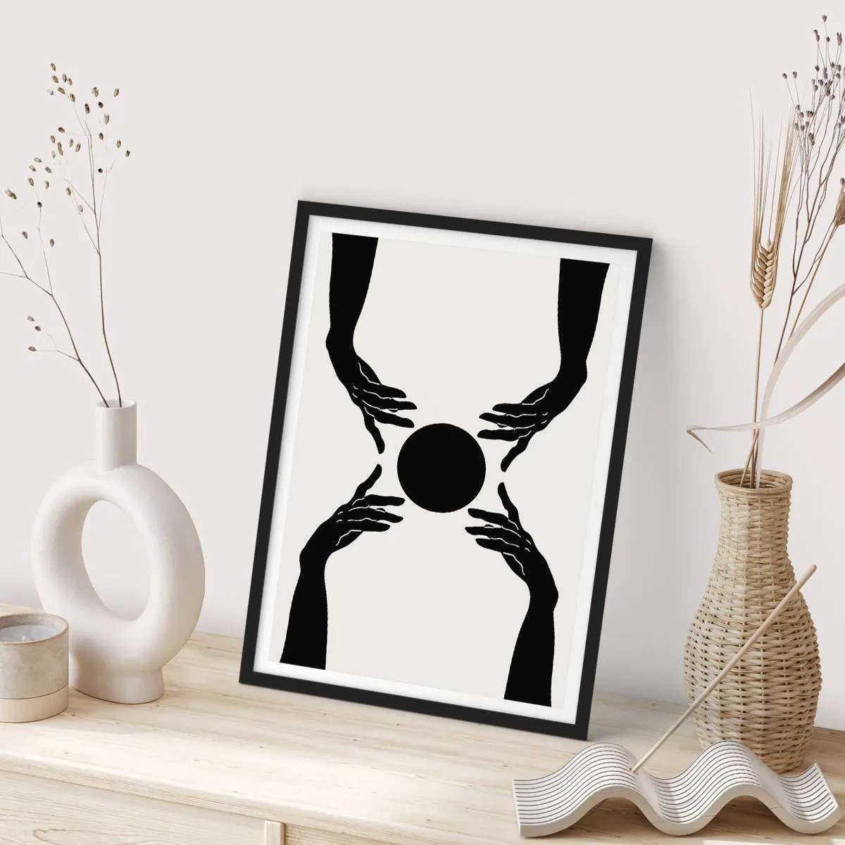 Affiche dans un cadre noir - Poster - Graphique noir et blanc d'une main avec une balle - 50x70cm - Signe secret - Décoration murale moderne pour le salon et la chambre ARTTOR