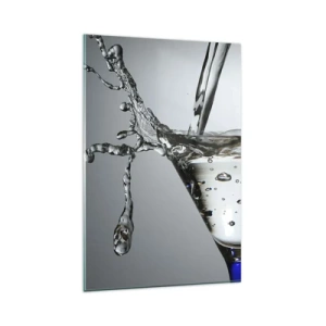 Impression sur verre - Image sur verre - Verre à Martini avec éclaboussures d'eau dynamiques sur fond clair. - 80x120cm - Sur le bord de la coupe - Décoration murale moderne pour le salon et la chambre ARTTOR