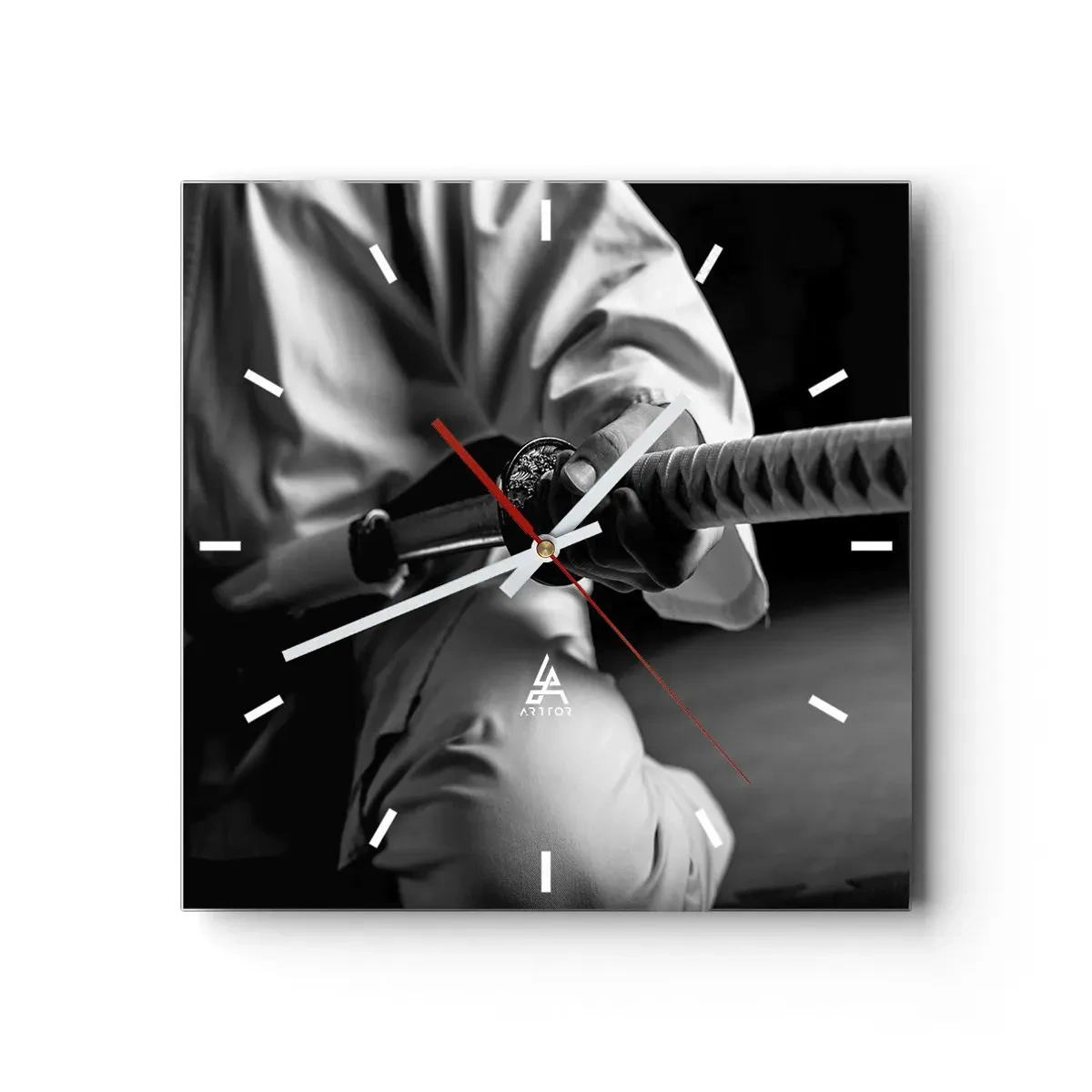 Horloge murale - Pendule murale - Un samouraï en kimono tenant un katana en noir et blanc. - 30x30cm - Âme de guerrier - Décoration murale moderne pour le salon et la chambre ARTTOR