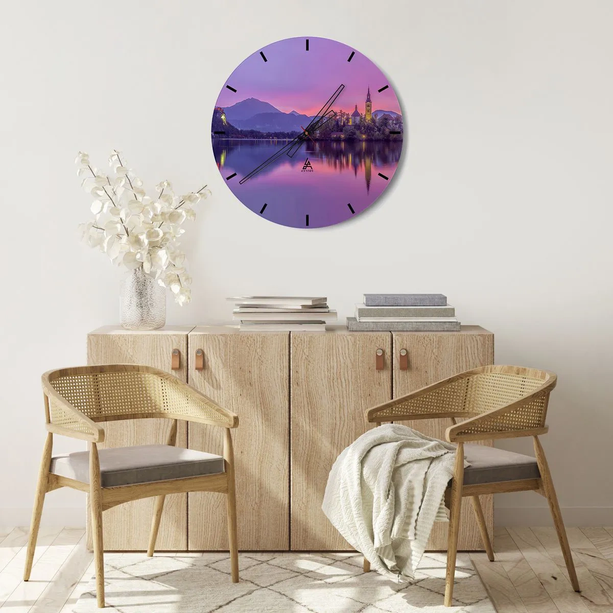 Horloge murale - Pendule murale - Une île avec une église sur un lac au crépuscule avec un ciel violet - 30x30cm - Une île de conte de fées au crépuscule - Décoration murale moderne pour le salon, la cuisine et la chambre ARTTOR