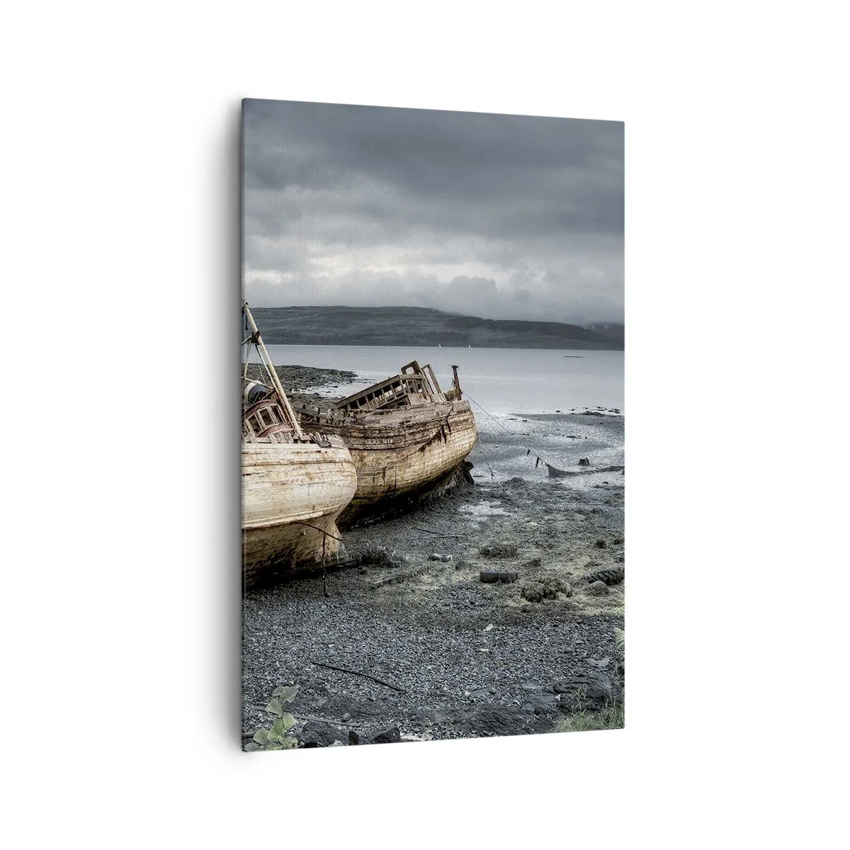 Impression sur toile - Image sur toile - Bateaux abandonnés sur le rivage dans une scène pluvieuse - 80x120cm - "En signe d'épreuves difficile" - Décoration murale moderne pour le salon et la chambre ARTTOR