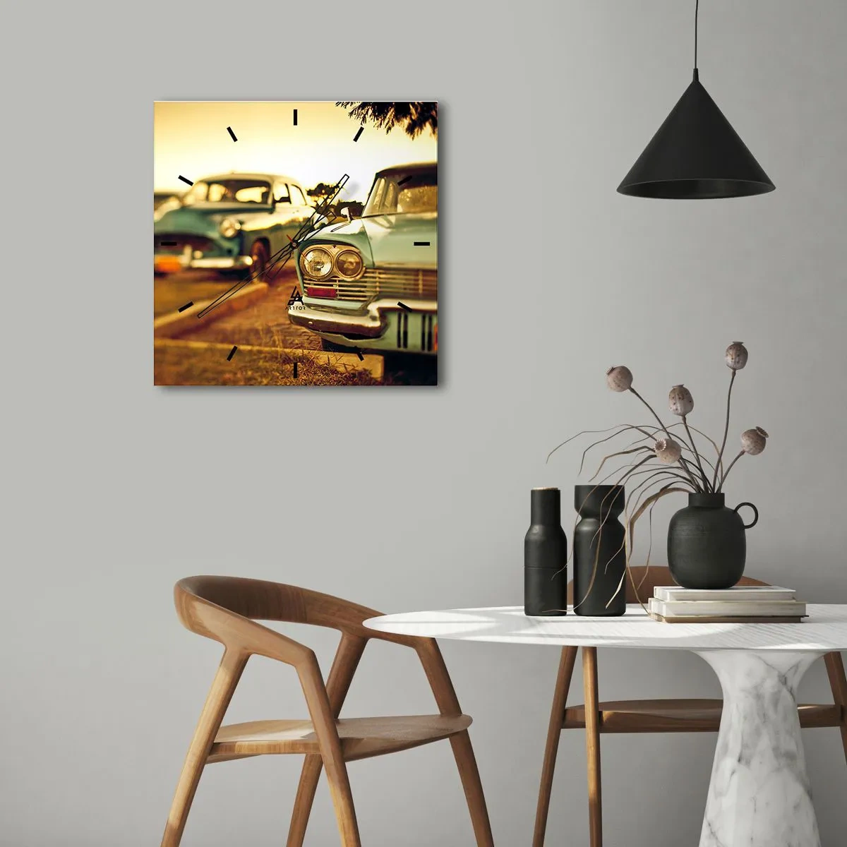 Horloge murale - Pendule murale - Voitures classiques dans la chaude lumière du coucher du soleil - 30x30cm - Nous attendrons et verrons - Décoration murale moderne pour le salon et la chambre ARTTOR