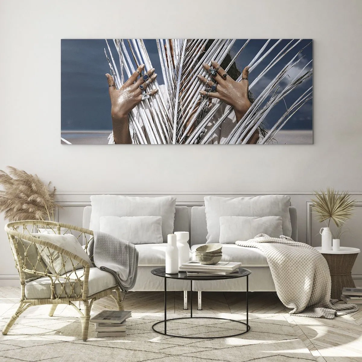 Impression sur verre - Image sur verre - Une femme cachée derrière des feuilles de palmier avec des bagues aux mains. - 120x50cm - Fille de chaman ? - Décoration murale moderne pour le salon et la chambre ARTTOR