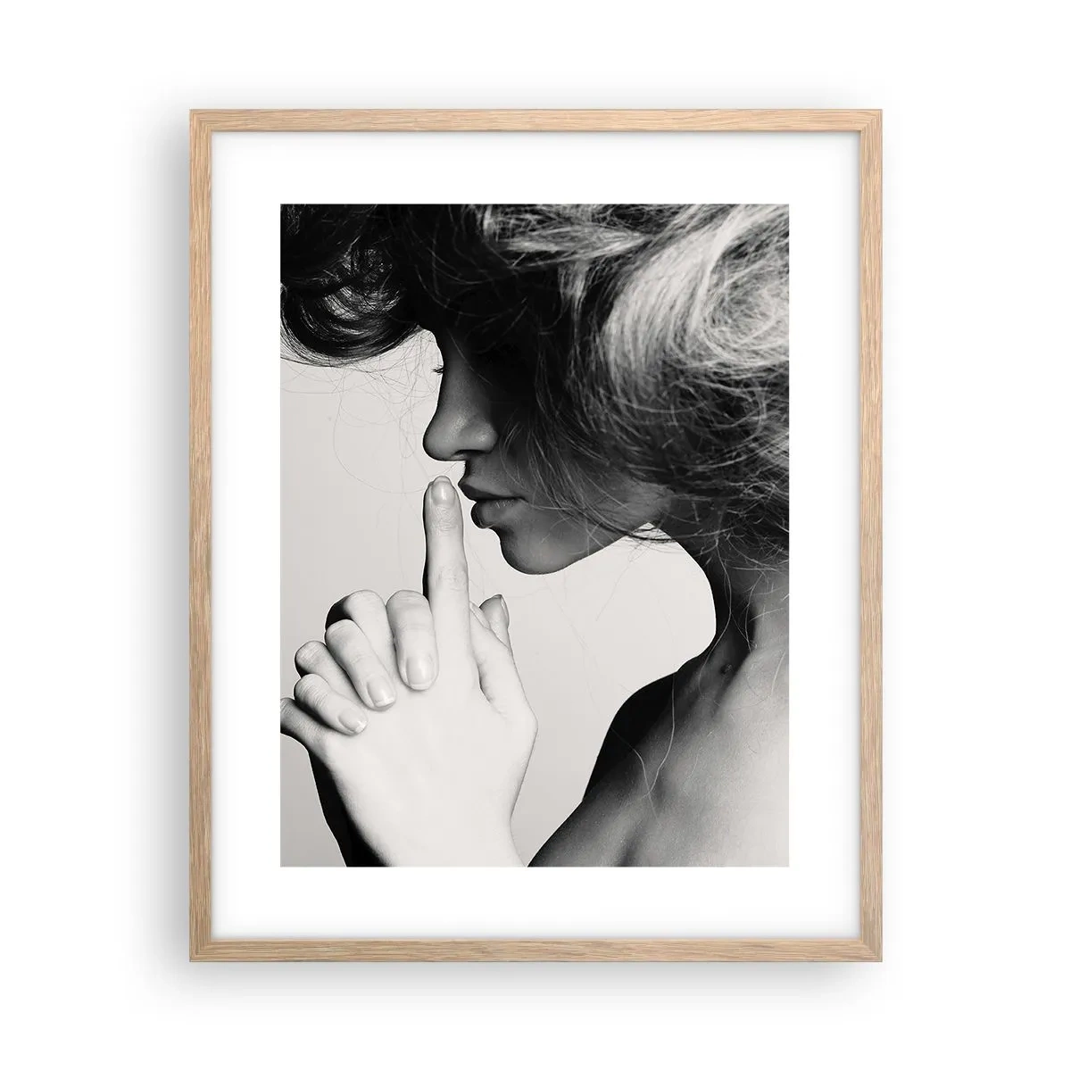 Affiche dans un chêne clair - Poster - A l'écoute d'elle-même - 40x50 cm