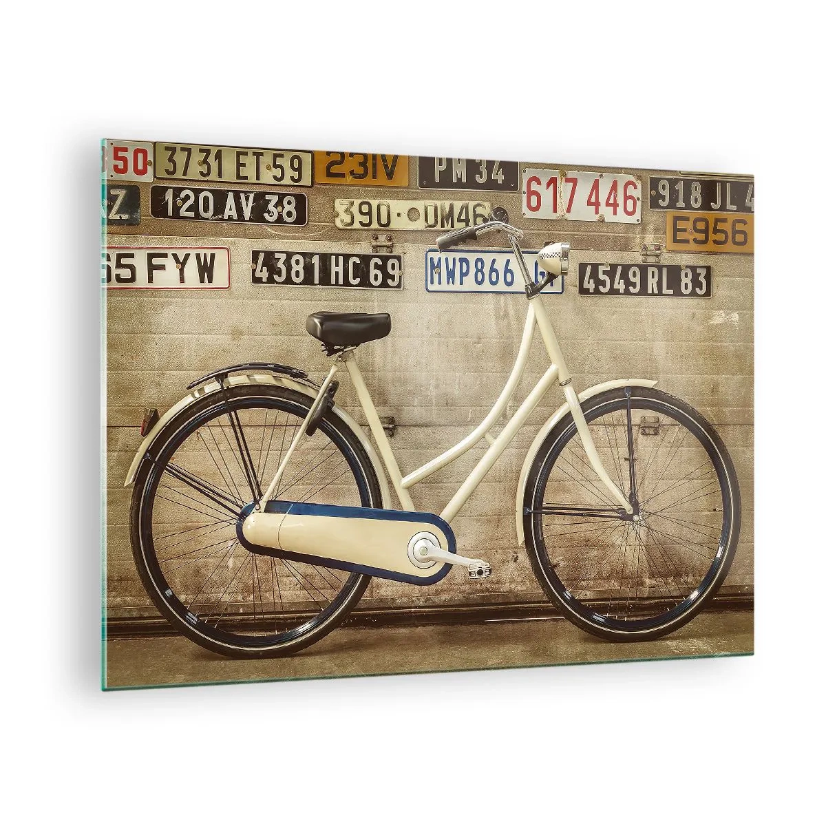 Impression sur verre - Image sur verre - Un vieux vélo contre un mur avec des plaques d'immatriculation - 70x50cm - Pas de complexes - Décoration murale moderne pour le salon et la chambre ARTTOR