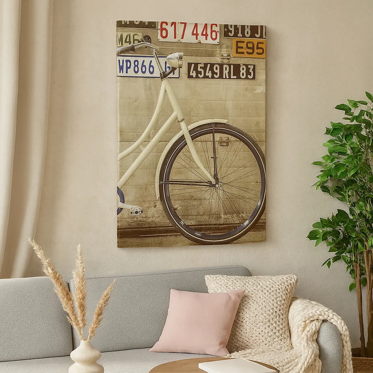 Impression sur toile - Image sur toile - Un vélo rétro contre un mur décoré de plaques d'immatriculation - 50x70cm - Pas de complexes - Décoration murale moderne pour le salon et la chambre ARTTOR
