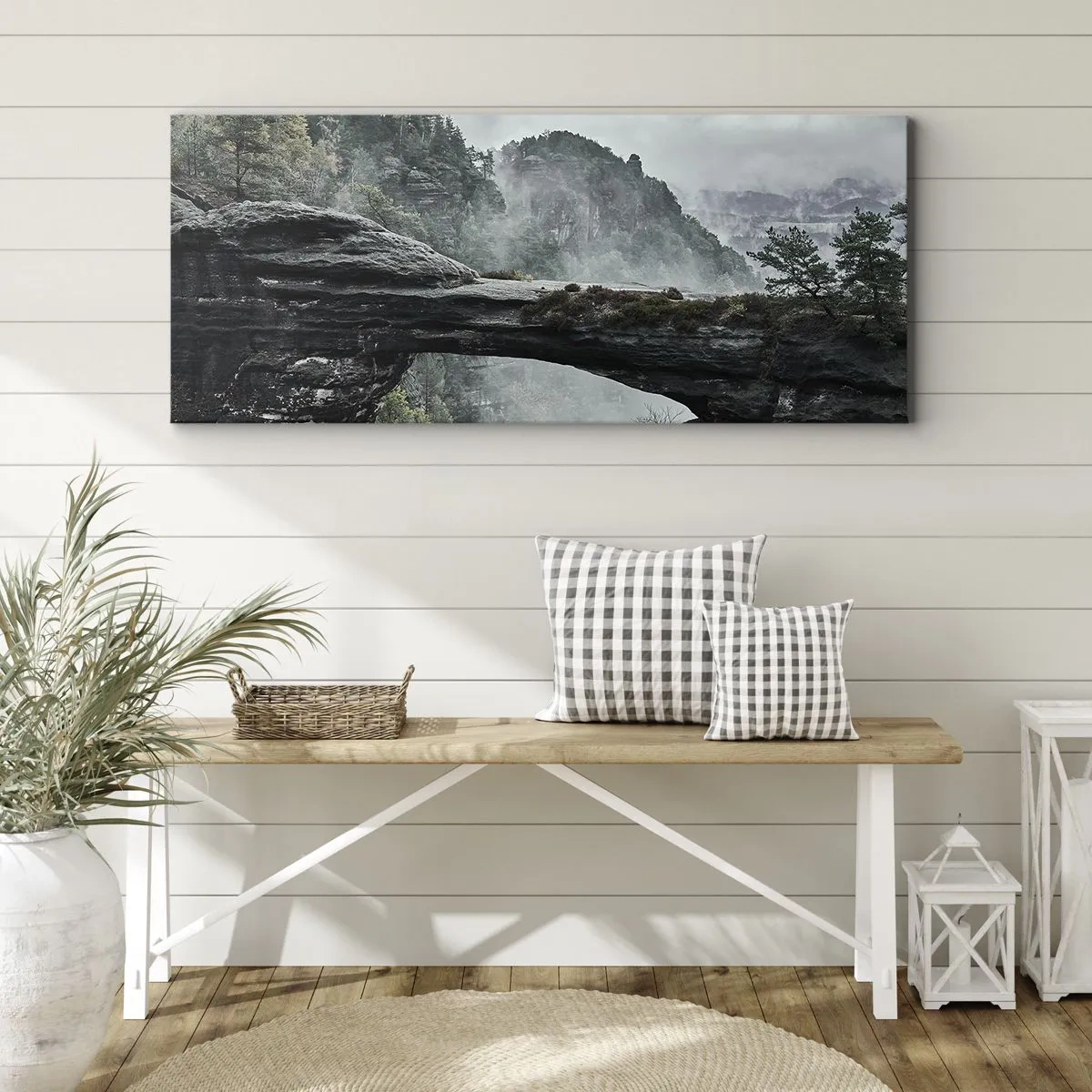Impression sur toile - Image sur toile - Une arche de pierre entourée de montagnes brumeuses et de forêts - 140x50cm - L'aventure est sur le point de commencer - Décoration murale moderne pour le salon et la chambre ARTTOR