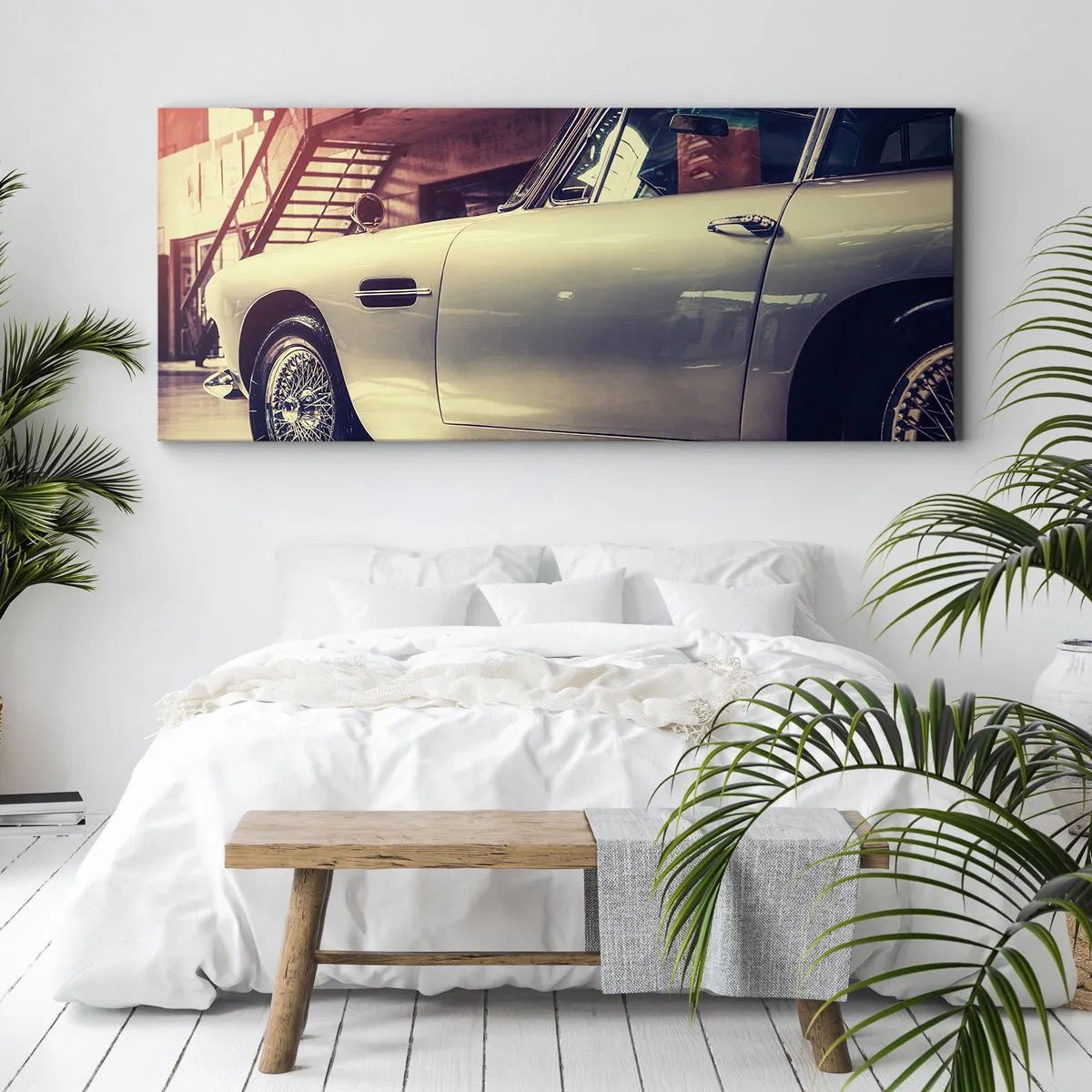 Impression sur toile - Image sur toile - Une voiture classique dans un garage élégant avec un intérieur industriel - 120x50cm - Les classiques ne vieillissent pas - Décoration murale moderne pour le salon et la chambre ARTTOR