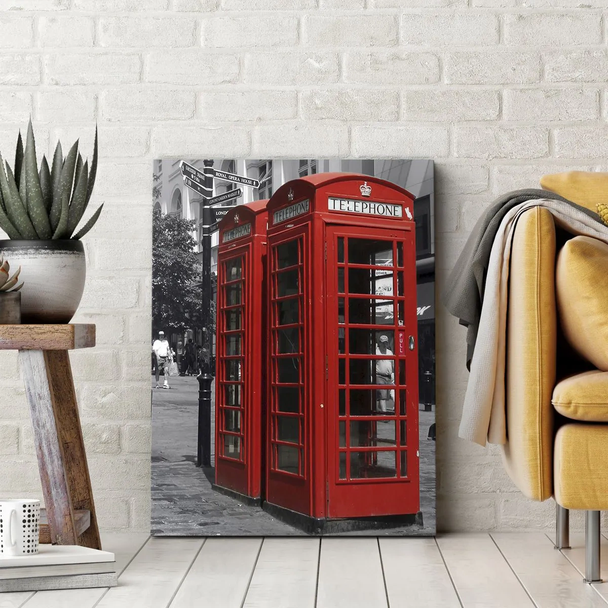 Impression sur toile - Image sur toile - Cabines téléphoniques rouges sur fond urbain noir et blanc. - 50x70cm - Cabines téléphoniques rouges - Décoration murale moderne pour le salon et la chambre ARTTOR